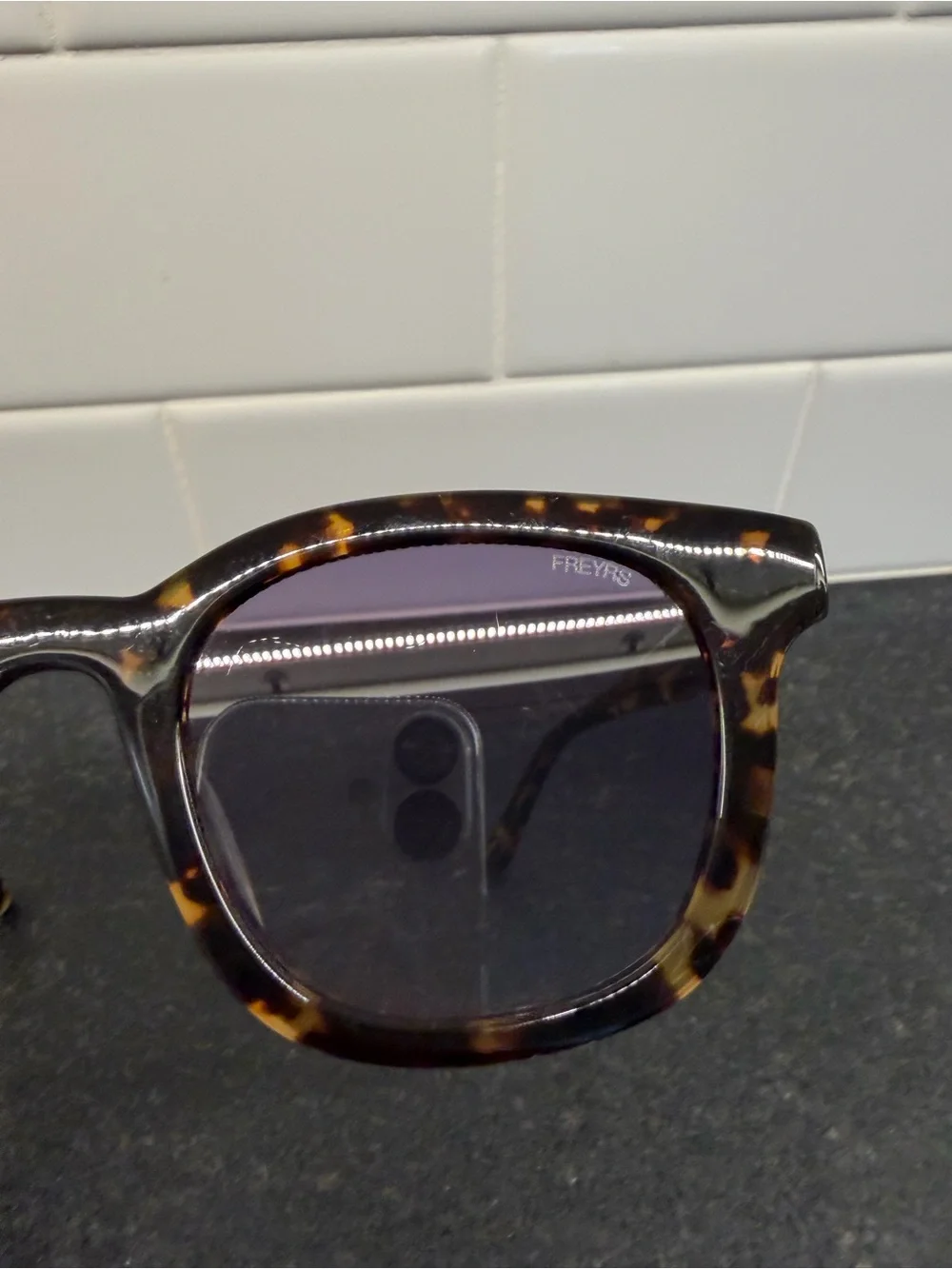 FREYRS Jasper Tortoise Round Sunglasses with Navy Case